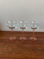 Set van 3 Luminarc France vintage wijnglazen roze rib voet, Verzamelen, Glas en Borrelglaasjes, Ophalen of Verzenden, Zo goed als nieuw