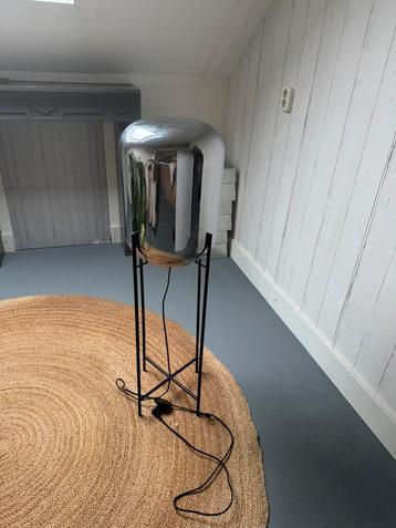 Stijlvolle staande lamp beschikbaar voor biedingen