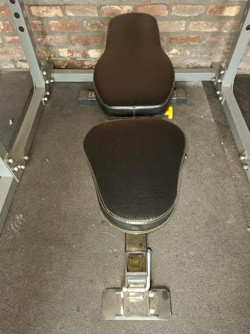 Halter bank en preacher curl bank beschikbaar voor biedingen