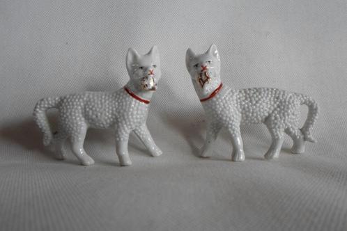 Antieke Beeldjes Porselein Hond of Poes, Antiek en Kunst, Antiek | Porselein, Ophalen of Verzenden