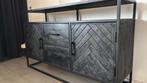 Zwarte dressoirkast met visgraatmotief, Huis en Inrichting, Ophalen, 50 tot 100 cm, Zo goed als nieuw, Industrieel