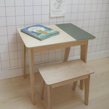 Kindertafel en kruk beschikbaar voor biedingen