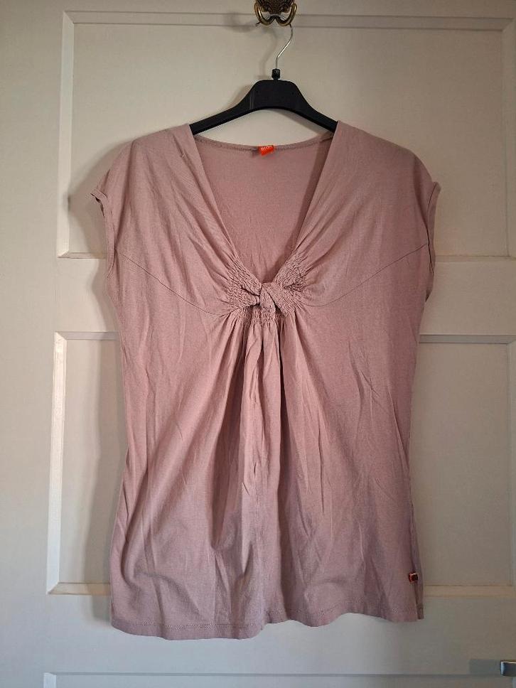 HUGO BOSS oudroze T-shirt met knoopdetail - maat S, Kleding | Dames, T-shirts, Gedragen, Maat 36 (S), Roze, Korte mouw, Ophalen of Verzenden