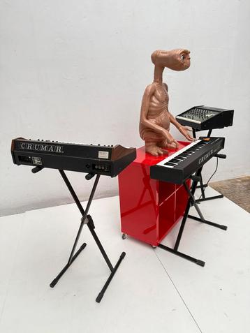 LOT Crumar vintage synthesizers jaren 70 + Roland not tested beschikbaar voor biedingen