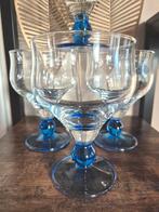 4 Bormioli Rocco ijscoupes / dessertglazen op blauwe voet, Verzamelen, Glas en Borrelglaasjes, Ophalen of Verzenden, Zo goed als nieuw