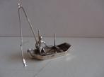 Miniatuur zilver EK64 visser in roeiboot zilveren miniaturen, Antiek en Kunst, Verzenden, Zilver