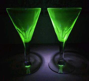 Facet geslepen portglazen met uranium glazen kelk, België. beschikbaar voor biedingen