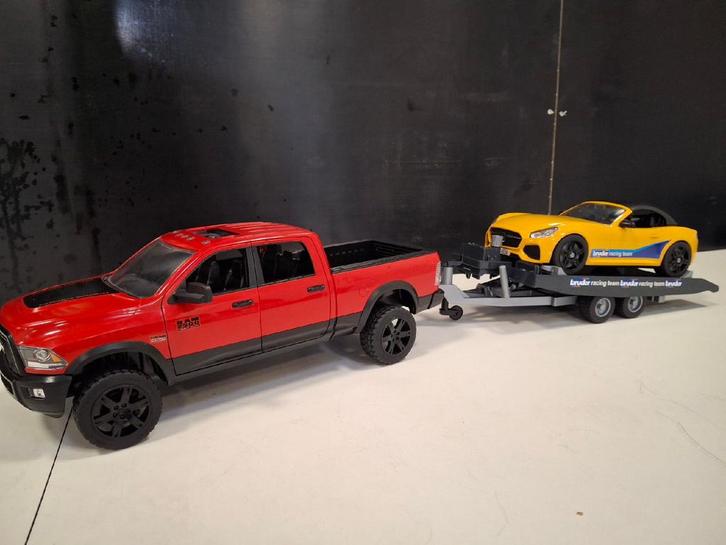 Bruder RAM Power Wagon met Racing team Roadster, Kinderen en Baby's, Speelgoed | Speelgoedvoertuigen, Zo goed als nieuw, Ophalen of Verzenden