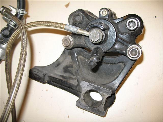 Suzuki GSXR600 K4 tokico achterremklauw met stalen remleidin, Motoren, Tuning en Styling, Ophalen of Verzenden