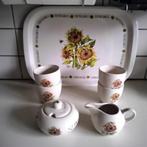 Jet : 4 mokken,roomstel en dienblad sunflower, Huis en Inrichting, Keuken | Servies, Ophalen of Verzenden, Aardewerk, Overige stijlen