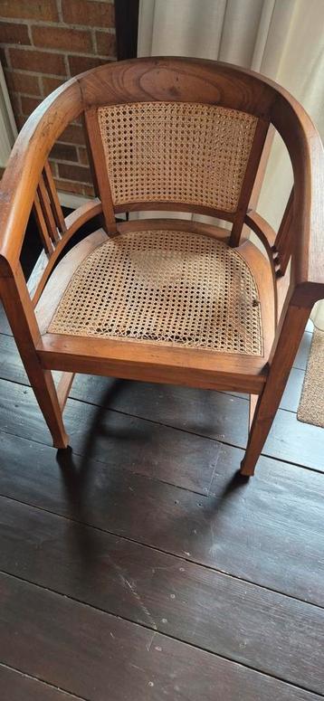fraaie houten stoeltje beschikbaar voor biedingen
