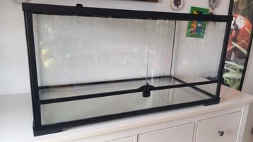 Groot en Nieuw Terrarium beschikbaar voor biedingen