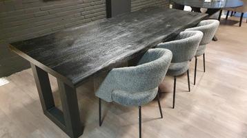Zwarte mangohouten boomstamtafel van 260x110cm beschikbaar voor biedingen
