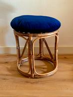 Vintage Rotan krukje met blauw kussen, Ophalen, Gebruikt, Overige kleuren, Riet of Rotan