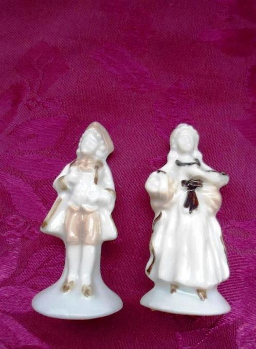 2 Oude Porseleinen beeldjes man en vrouw. Pruikentijd., Verzamelen, Beelden en Beeldjes, Zo goed als nieuw, Mens, Ophalen of Verzenden