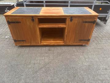 Houten buitenkast/buitenkeuken met keramische tegels beschikbaar voor biedingen