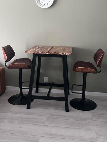 Tafel + 2 stoelen beschikbaar voor biedingen