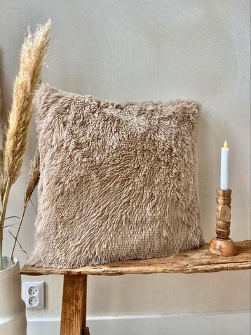 Fluffy kussen beige groot beschikbaar voor biedingen