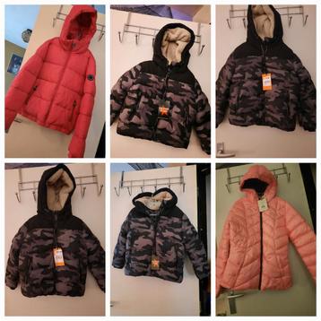 Respartij nieuw 8 winterjassen & 30 kledingstukken kinderen beschikbaar voor biedingen