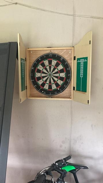 Dartbord met kast beschikbaar voor biedingen