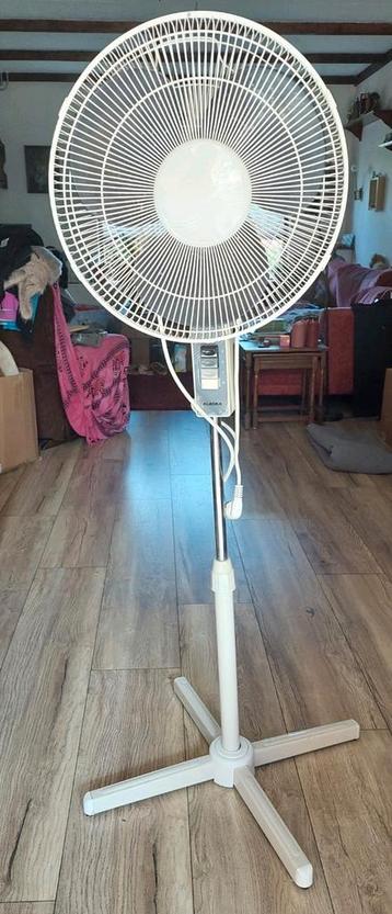 Ventilatoor op statief. beschikbaar voor biedingen