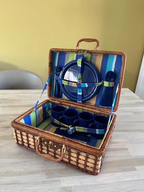 vintage picknickmand met 4 persoons inhoud jaren 80 compleet, Hobby en Vrije tijd, Picknickmanden, Zo goed als nieuw, Ophalen