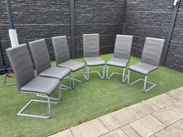 6 Grijze Eetkamerstoelen beschikbaar voor biedingen