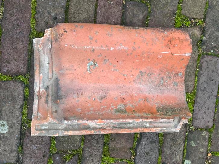 Tientallen dakpannen (jaren 30 huis / v. Oordt), Doe-het-zelf en Verbouw, Dakpannen en Dakbedekking, Zo goed als nieuw, Dakpannen