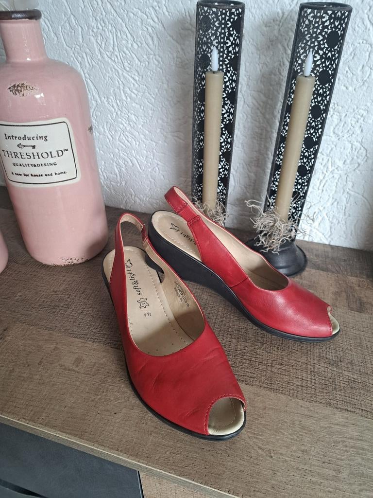 Rode sleehak peeptoe schoenen - maat 41 - ZGAN, Schoenen met lage hakken, Ophalen of Verzenden, Zo goed als nieuw, Rood