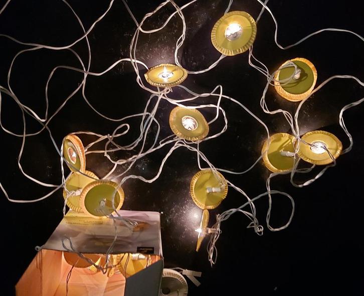 Iets te vieren? Lampensnoer met 16 papieren lampions!, Hobby en Vrije tijd, Feestartikelen, Nieuw, Feestartikel, Fantasy, Ophalen of Verzenden