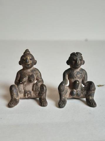 Antieke etnische kunst bronzen beeldjes van een man en vrouw beschikbaar voor biedingen