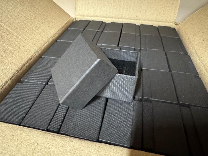 Nieuwe Sieradendoosjes 120 stuks zwart mooi afgewerkt, Sieraden, Tassen en Uiterlijk, Oorbellen, Nieuw, Overige materialen, Zwart