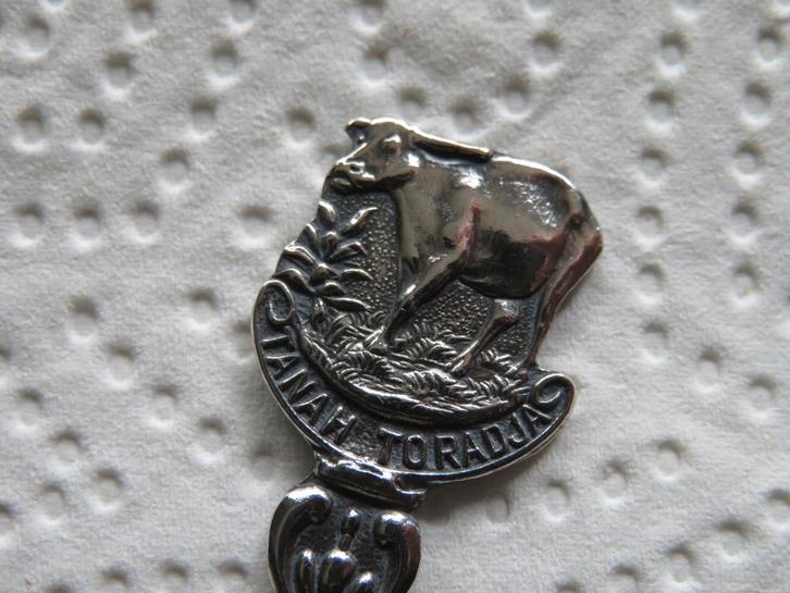 Lepeltje Tanah Toradja Indonesië, afbeelding Koe / Os, Verzamelen, Porselein, Kristal en Bestek, Gebruikt, Bestek, Overige materialen