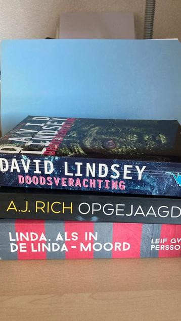 Opruiming stapel spannende thrillers beschikbaar voor biedingen