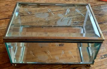 Mooi glazen kistje op pootjes met fraai geslepen glas beschikbaar voor biedingen