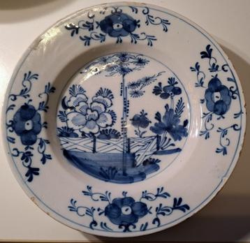 Blauw wit Delfts bordje 18e eeuw beschikbaar voor biedingen