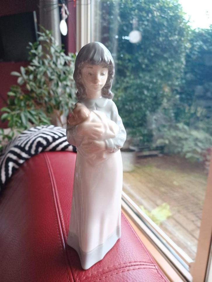 NAO Meisje met Puppy - Perfecte Staat!, Antiek en Kunst, Kunst | Beelden en Houtsnijwerken, Ophalen of Verzenden