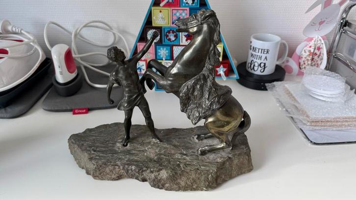 Bronzen beeld: Man temt paard, Antiek en Kunst, Kunst | Beelden en Houtsnijwerken, Ophalen of Verzenden