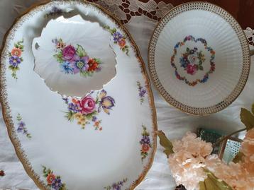 Diverse brocante schalen met bloemen en goudrandje  beschikbaar voor biedingen