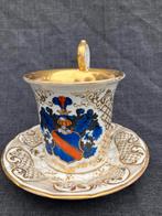 Grote oude kop en schotel van porselein met een wapen, Ophalen of Verzenden