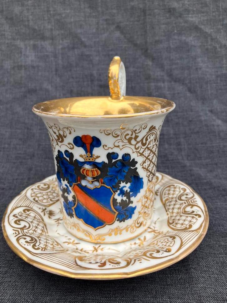 Grote oude kop en schotel van porselein met een wapen, Antiek en Kunst, Antiek | Porselein, Ophalen of Verzenden