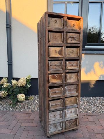 Oude Houten Ladenkast van Baksteenmallen - 18 Lades Stoer beschikbaar voor biedingen