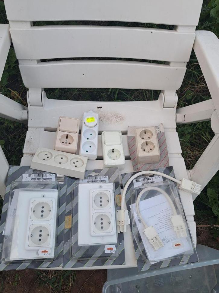 Koppelbare Stekkerdozen & Opbouw Wandcontactdozen, Doe-het-zelf en Verbouw, Elektra en Kabels, Gebruikt, Stopcontact, Ophalen of Verzenden
