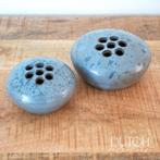 Set van 2 Keramieke Blauwe 'Flower Frogs', Japans Vaasjes, Huis en Inrichting, Blauw, Aardewerk of Porselein, Ophalen of Verzenden