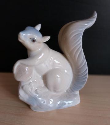 Eekhoorns van Porcelanas Miqiul beschikbaar voor biedingen