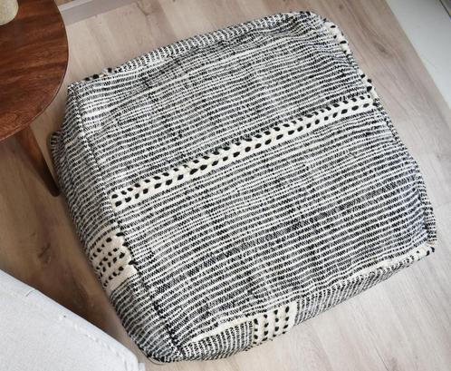 Nieuw Marrokaans berber wollen kelim, vloerkussen poef, Huis en Inrichting, Banken | Voetenbanken en Poefen, Nieuw, 50 tot 75 cm
