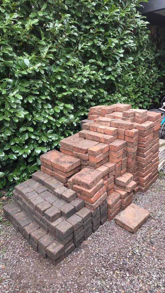 Gebruikte Tuinbakstenen kleur rood en zwart gemengd, Tuin en Terras, Tegels en Klinkers, Ophalen, Gebruikt, Beton