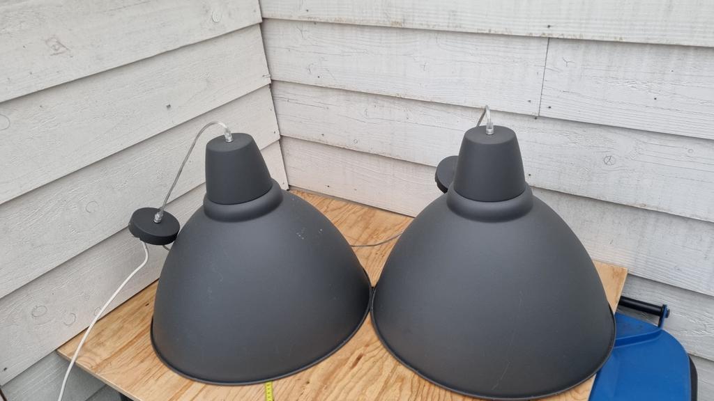 2 aan elkaar gekoppelde industriële grijze hanglampen, Huis en Inrichting, Lampen | Hanglampen, Ophalen, Gebruikt, Metaal, 50 tot 75 cm
