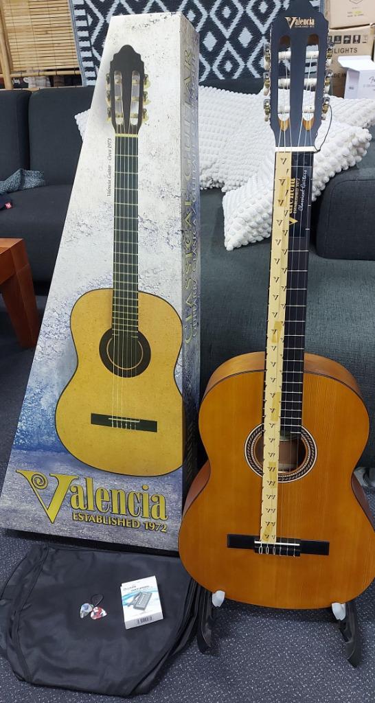 Nieuw Valencia gitaarpakket met hoes, stemmer, standaard enz, Muziek en Instrumenten, Snaarinstrumenten | Gitaren | Akoestisch