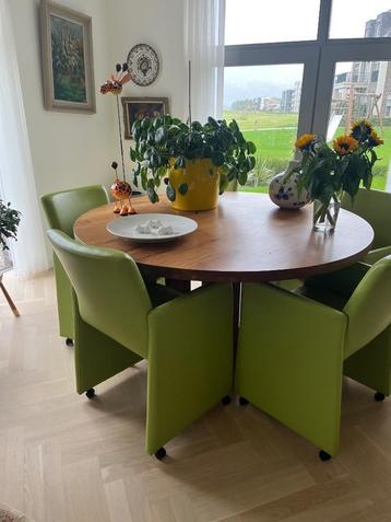 Ronde eettafel met 5 groene leren stoelen beschikbaar voor biedingen